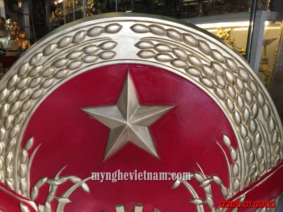 Logo Quốc huy việt nam bằng composite tổng hợp đường kính 1m3 được đúc nổi có khung sắt gia cố. Quốc huy bằng composite được sản xuất theo mẫu tiêu chuẩn quốc gia.