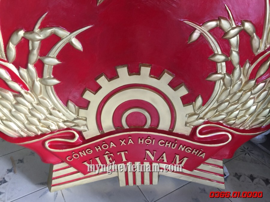 Logo Quốc huy việt nam bằng composite tổng hợp đường kính 1m3 được đúc nổi có khung sắt gia cố. Quốc huy bằng composite được sản xuất theo mẫu tiêu chuẩn quốc gia.