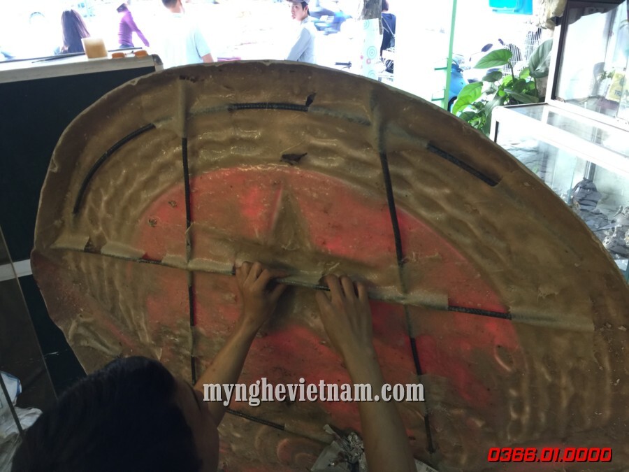 quốc huy được gia cố khung thép chắc chắn