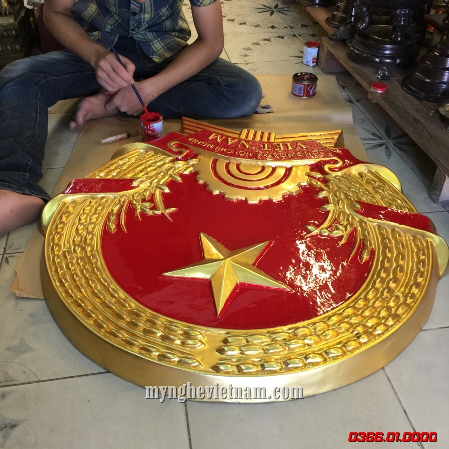Quốc huy bằng nhựa composite dát vàng cao cấp đường kính 80cm. Nhận thi công sản xuất và lắp đặt quốc huy chất liệu đồng và nhựa, nhựa dát vàng, bền đẹp và chất lương cao.